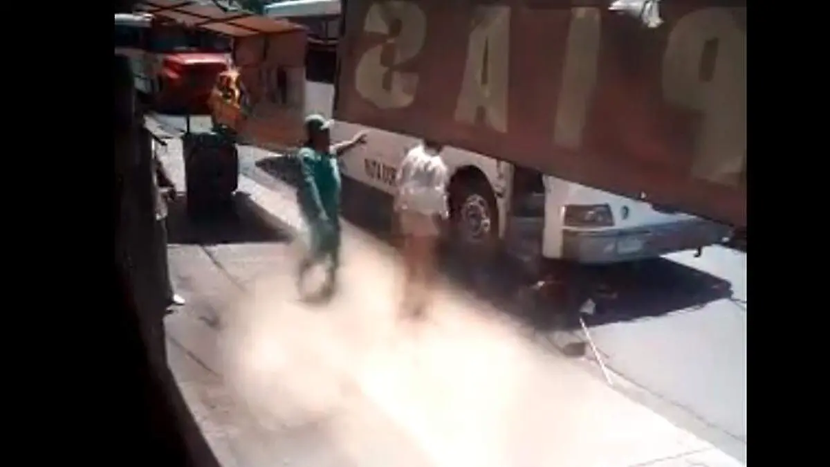 01 VIDEO Momento justo en el que autobús arrolla a mujer frente a la Clínica 16